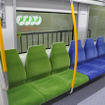 ロングシートも背もたれが個別に独立したセミバケットシート。緑色は優先席