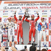GT500クラスの表彰式。左から2位のカルダレッリ、伊藤、優勝の立川、平手、3位の塚越、金石。