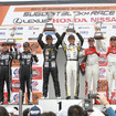 GT300クラスの表彰式。左から2位の黒澤治樹、黒澤翼、優勝の織戸、青木、3位のライアン、藤井。＜撮影：益田和久＞