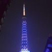 100周年を祝って、東京タワーはブルーに染まり、100の文字が鮮やかに浮かび上がった。