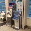 羽田空港国際線ターミナル駅の2階到着フロアに設置される、訪日客向け無料Wi-FiサービスのID自動発行機。京急TICの営業時間外でもID発行手続きができるようになる。