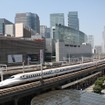 世界初の本格的な高速鉄道である東海道新幹線は1964年10月1日に開業した。写真は有楽町付近を通過する東海道新幹線のN700A。