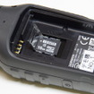 バッテリーを外すとMicroCDカードスロットがある。また、バッテリーを外せるということは、予備バッテリーを携行できることを意味する。