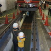 見学会では地下鉄車両の床下も見学できる。