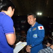 熱心な子どもたちが次々と手を上げる中、自らマイクを運んで質問に答える若田宇宙飛行士