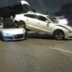 ブラジルの高速道路で起きたアウディR8とA5スポーツバックの事故