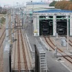 東京貨物ターミナル駅に隣接している東京臨海高速鉄道りんかい線の車両基地。JRの構想ではりんかい線と車両基地を結ぶ車庫線の活用も盛り込まれている。