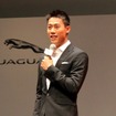 ジャガーFタイプコンバーチブルと、プロテニスプレイヤーの錦織圭選手