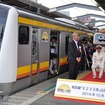 南武線の新型車両E233系が10月4日、営業運転を開始。一番列車の出発駅となった武蔵中原駅で行われたセレモニーで挨拶するJR東日本の平野・横浜支社長