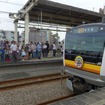 南武線の新型車両E233系が10月4日、営業運転を開始。一番列車を見ようと武蔵中原駅には多くの人が集まった