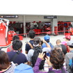 F1日本GP（木）ファンイベント：フェラーリピット前に集まるファン