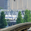 天王洲アイル駅付近からは大井車両基地回送線と東海道貨物線の鉄橋が見える