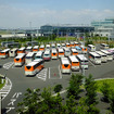 国際線ターミナル付近に集結する空港連絡バス。駅前をカラフルに彩る