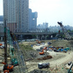 大井車両基地回送線と東海道貨物線の鉄橋と、東京都下水道局などの工事がすすめられている土地