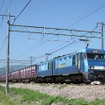 東海道線の運転再開に伴い、上越線などを迂回する臨時貨物列車の運転やトラックによる代行輸送も終了する。写真は上越線の貨物列車。