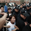 北京のマレーシア大使館前で抗議デモをおこなうMH370便犠牲者の家族達（2014年3月25日）