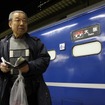 「レイルウェイ・ライター」種村直樹さんが11月6日に死去。写真は東京～大阪間を結んでいた寝台急行『銀河』を取材中の種村さん。（2008年3月）