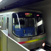 東京都交通局は大江戸線勝どき駅の増設ホームを2018年度に供用開始すると発表。当初予定の2015年度から延期する。写真は都庁前駅に停車する大江戸線の電車