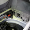 トランクルーム下のバッテリーを交換する。HV車は車種によって取り外さなければいけない部品などが異なる