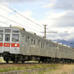 長野電鉄は12月6日から「SNOW MONKEY PASS」の発売を開始。特急も含め長野線を1日自由に乗り降りできる。写真は普通列車で運用されている8500系。
