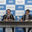 日本自動車工業会の池史彦会長（左）