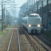 北陸新幹線の高架橋（右）の脇を走る特急列車。福井～金沢間では新たに特急『ダイナスター』が運転を開始する。