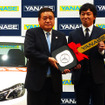 ヤナセ社長・井出健義氏と長野久義選手（2014ヤナセ・ジャイアンツMVP賞贈呈式、2014年12月24日）