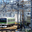 山手線電車の奥に上野東京ラインの急勾配が見える