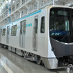 12月6日には仙台市地下鉄東西線が開業する予定。リニアモーター駆動の小型地下鉄規格が採用された。写真は東西線に導入される予定の2000系電車。