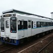 松浦鉄道は西九州線10駅の愛称を募集している。写真は今回の愛称募集駅である伊万里駅で発車を待つ松浦鉄道の列車。