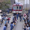 近鉄は恒例の「きんてつ鉄道まつり in 塩浜」を4月に開催する。写真は過去開催時に行われた電車との綱引きとの様子。