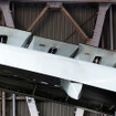 B777（JA8979）のスポイラー。中央の1枚がコックピットとケーブルでつながり手動で動かせる（羽田空港内JALメインテナンスセンター1（M1ハンガー））
