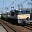 電気機関車にけん引されて越後石山駅（新潟市東区）を通過するE235系の回送列車（右）。東京に到着後は走行試験を実施し、秋頃から山手線で営業運行を開始する予定だ。