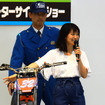 スタンディングスティルに挑戦する大島優子さん（東京モーターサイクルショー15）