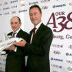 カタール航空のアクバ・アル・バクル最高経営責任者とエアバスのファブリス・ブレジエ社長兼最高経営責任者1
