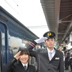 丹後あおまつ3号のアテンダント、前田菜津美さん（左）と運転士の矢野裕城さん。制服も新しいデザインに変わった