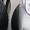 タイヤの溝のあるなしの差。