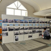 西武池袋線開業100周年を記念し、飯能駅で開かれているパネル展示