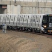 川崎重工は4月14日、米ワシントンDCの地下鉄に同社製の新型車両7000系の初編成を引き渡したと発表。ワシントン首都圏交通局によると、現地時間14日朝から地下鉄ブルーラインで運転を始める