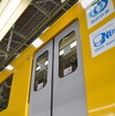 西武鉄道は4月18日から運行を開始する「黄色い6000系電車」のラッピング作業を公開した。車体の黄色だけでなくドアの銀色もラッピングで再現している