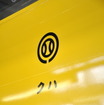 西武鉄道は4月18日から運行を開始する「黄色い6000系電車」のラッピング作業を公開した。側面の車番はナンバーの部分は元の車体にある部品を活かし「クハ」などの文字や社紋は印刷して貼っている