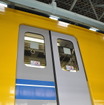 西武鉄道は4月18日から運行を開始する「黄色い6000系電車」のラッピング作業を公開した。車体の黄色だけでなくドアの銀色もラッピングで再現している。左が元々のドア、右が銀色にラッピングした後