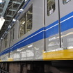 西武鉄道は4月18日から運行を開始する「黄色い6000系電車」のラッピング作業を公開した。ドアの下部からラッピング作業が始まっている車両