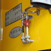 西武鉄道は4月18日から運行を開始する「黄色い6000系電車」のラッピング作業を公開した。連結面は配管やプレートがあるため特に難しい部分という