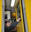 西武鉄道は4月18日から運行を開始する「黄色い6000系電車」のラッピング作業を公開した。専門のスタッフが乗務員室ドアのラッピングに真剣な眼差しで取り組む