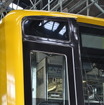 西武鉄道は4月18日から運行を開始する「黄色い6000系電車」のラッピング作業を公開した。車体の黄色だけでなく前面の黒い部分もラッピングで表現している