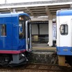 「カジュアルコース」は通常の普通列車（右）にNT300形（左）を1両増結する形で運行する。