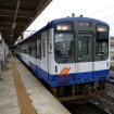 現在の七尾線は七尾駅を境に運行会社が分かれる。写真は七尾駅で発車を待つのと鉄道の気動車。