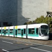 「電車一日乗車券」は宮島ロープウェーの往復割引特典を受けられなくなるが、それ以外の通用範囲や発売額は従来通り。写真は広島市内を走る広電の路面電車。