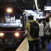 7時55分頃、『ニコニコ超会議号』が品川駅10番線に入線。参加者の多くがカメラを向けていた。